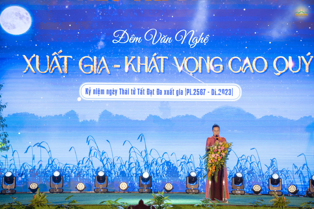   Phật tử Phạm Thị Yến - chủ nhiệm CLB Cúc Vàng - Tập Tu Lục Hòa phát biểu tại đêm văn nghệ  
