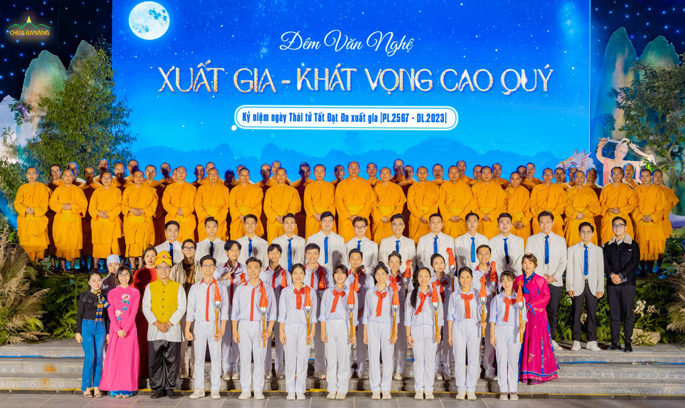   Sư Phụ Thích Trúc Thái Minh cùng chư Tăng chụp ảnh lưu niệm với các ca sĩ và thành viên thuộc Ban Tài năng chùa Ba Vàng  