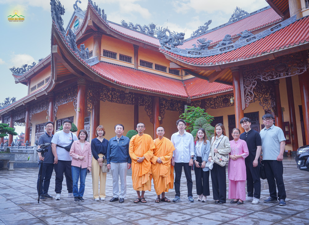 Đoàn chụp hình lưu niệm cùng chư Tăng tại chùa Ba Vàng