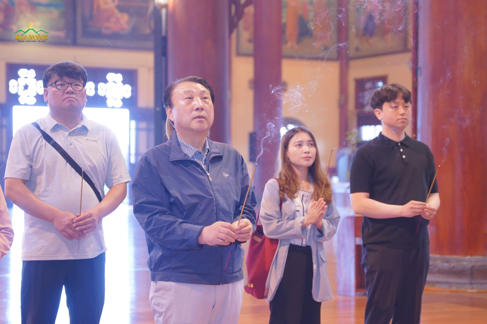 Hình ảnh đoàn tham gia lễ cầu an tại Chính Điện chùa Ba Vàng