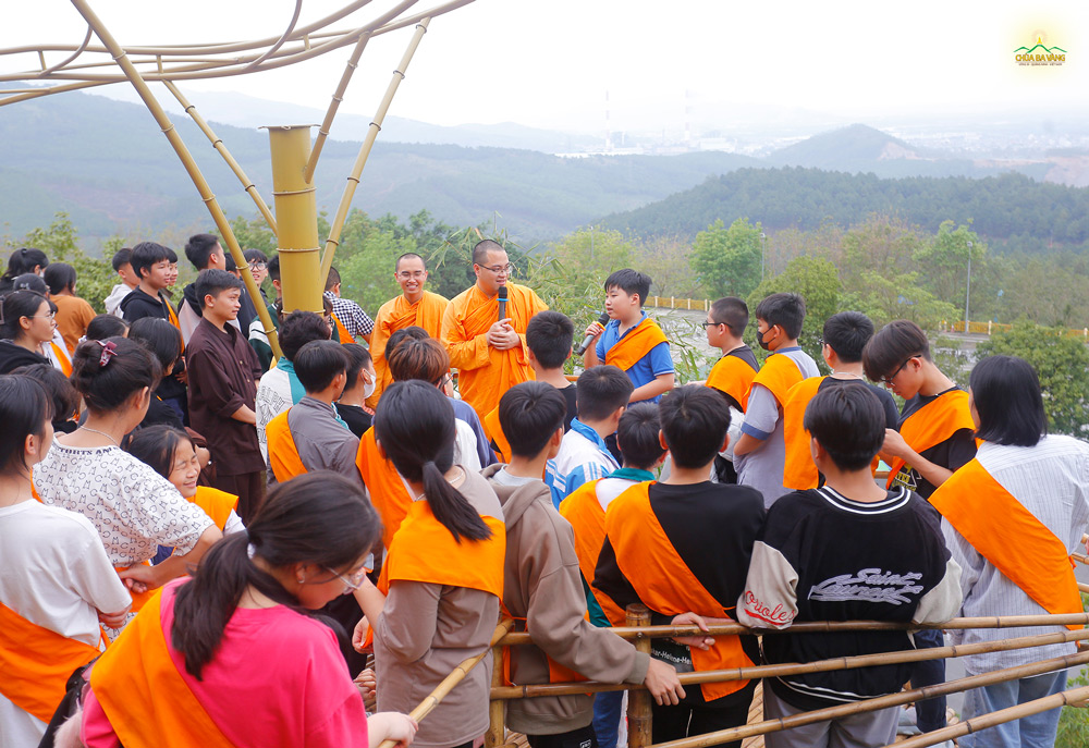 Bạn khóa sinh chia sẻ cảm nhận khi về chùa sinh hoạt, tham quan rừng thiền.