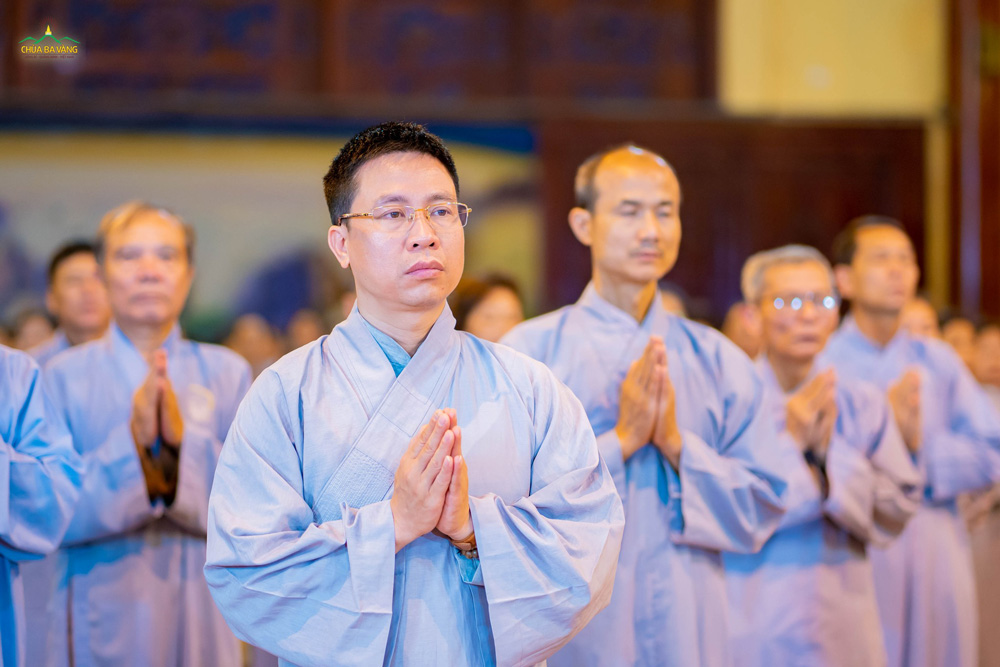 Các Phật tử tu tập lễ Ngũ Bách Danh cầu mong tăng trưởng công đức để chuyển hóa nghiệp вệnн trên thân
