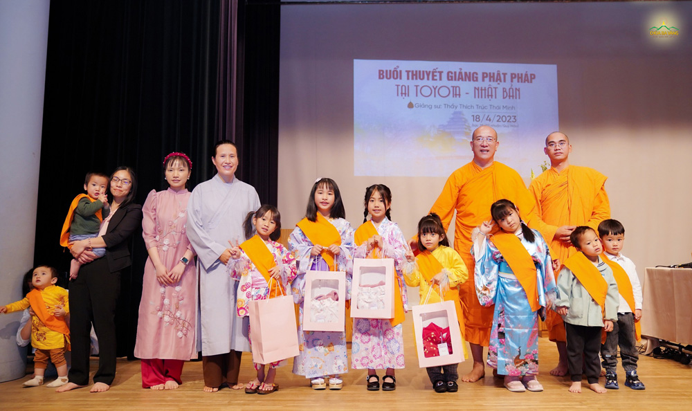 Những chiếc đai y vàng, những bộ áo dài truyền thống là món quà đặc biệt mà Sư Phụ và Cô chủ nhiệm dành tặng cho các bạn khóa sinh CLB La Hầu La tại Nhật Bản.