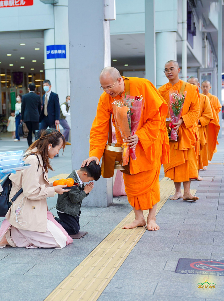 Bạn nhỏ chắp tay cung kính xá chào Sư Phụ.