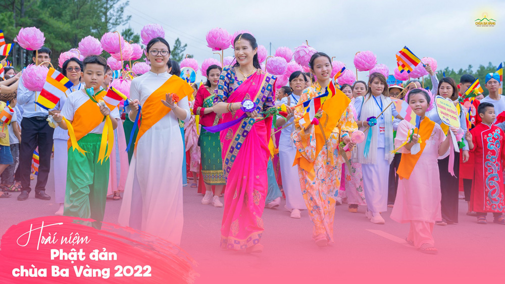 Các bạn khóa sinh CLB La Hầu La được cùng Cô chủ nhiệm diễu hành kính mừng Phật đản 2022.