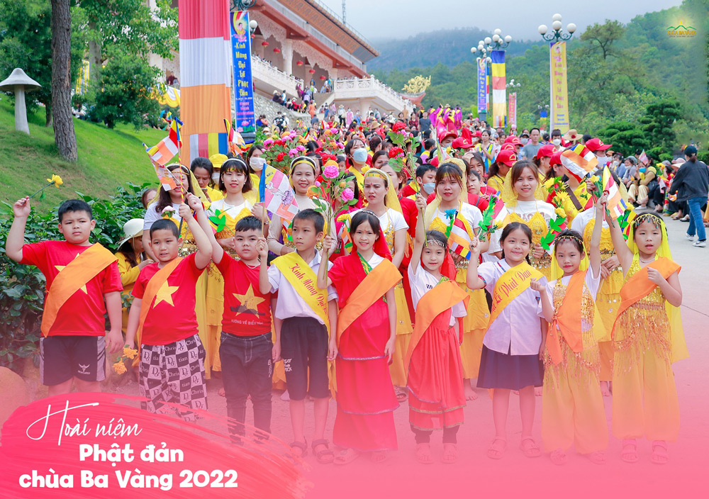 Các khóa sinh CLB La Hầu La đón mừng Phật đản 2022.