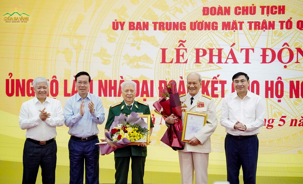 Thiếu tướng Đào Quang Cát và Đại tá Nguyễn Hữu Tài nhận hoa và thư cảm ơn về những đóng góp trong chương trình