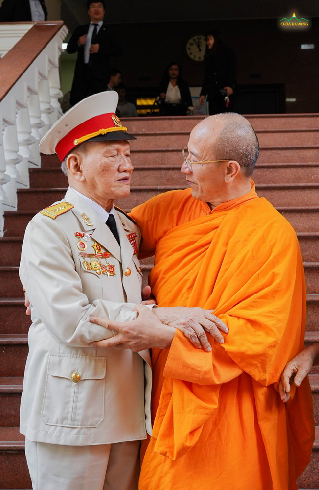 Sư Phụ Thích Trúc Thái Minh trò chuyện cùng Đại tá Nguyễn Hữu Tài sau buổi lễ