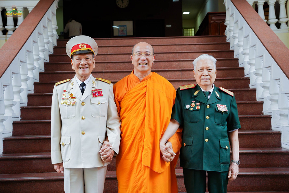 Sư Phụ Thích Trúc Thái Minh chụp ảnh lưu niệm cùng Thiếu tướng Đào Quang Cát và Đại tá Nguyễn Hữu Tài - hai chiến sĩ Điện Biên năm xưa