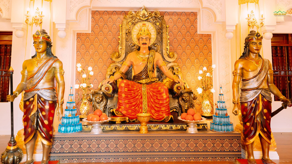 Cung Phật Phụ đặt tôn tượng đức vua Tịnh Phạn với vẻ uy nghiêm của bậc quân vương  