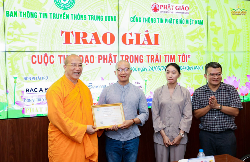 Đại đức Thích Trúc Thái Minh - Phó Trưởng Ban Thông tin truyền thông TW Giáo hội Phật giáo Việt Nam, Phó Trưởng ban Tổ chức cuộc thi và cư sĩ Thiện Đức (ngoài cùng bên phải) - Trưởng Ban Biên tập Cổng thông tin Phật giáo Việt Nam trao giải Nhì cho các tác giả đoạt giải