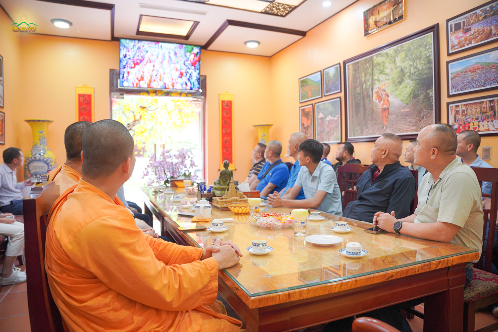 Đoàn đại biểu Cảnh sát Hoàng gia Thái Lan và chư Tăng cùng đón xem những hình ảnh Đại lễ Phật đản tại chùa Ba Vàng năm 2023