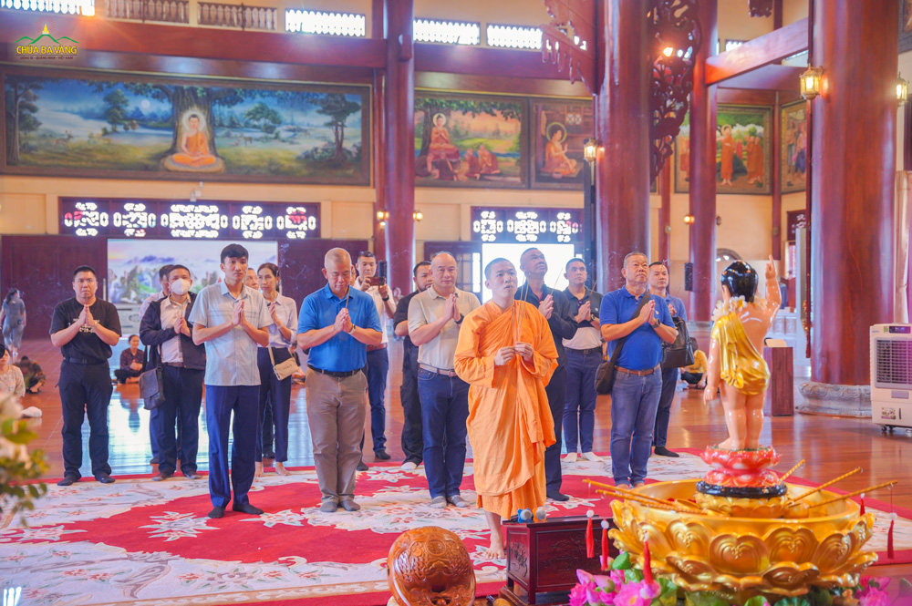 Phái đoàn đại biểu Cảnh sát Hoàng gia Thái Lan dâng hương, lễ Phật tại Chính điện chùa Ba Vàng