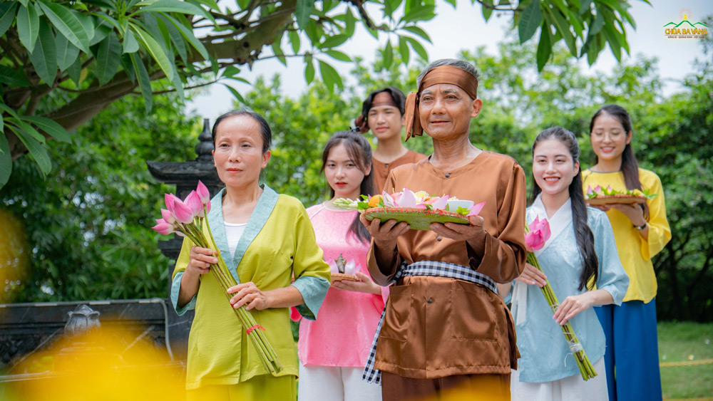 Phật tử hoan hỷ dâng hoa trái cúng dường Tam Bảo nhân dịp Tết đoan ngọ