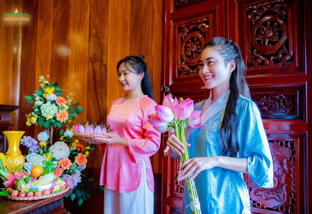 Những bông hoa tươi thắm và những thức quà dân gian được Phật tử chuẩn bị cúng dường Tam Bảo
