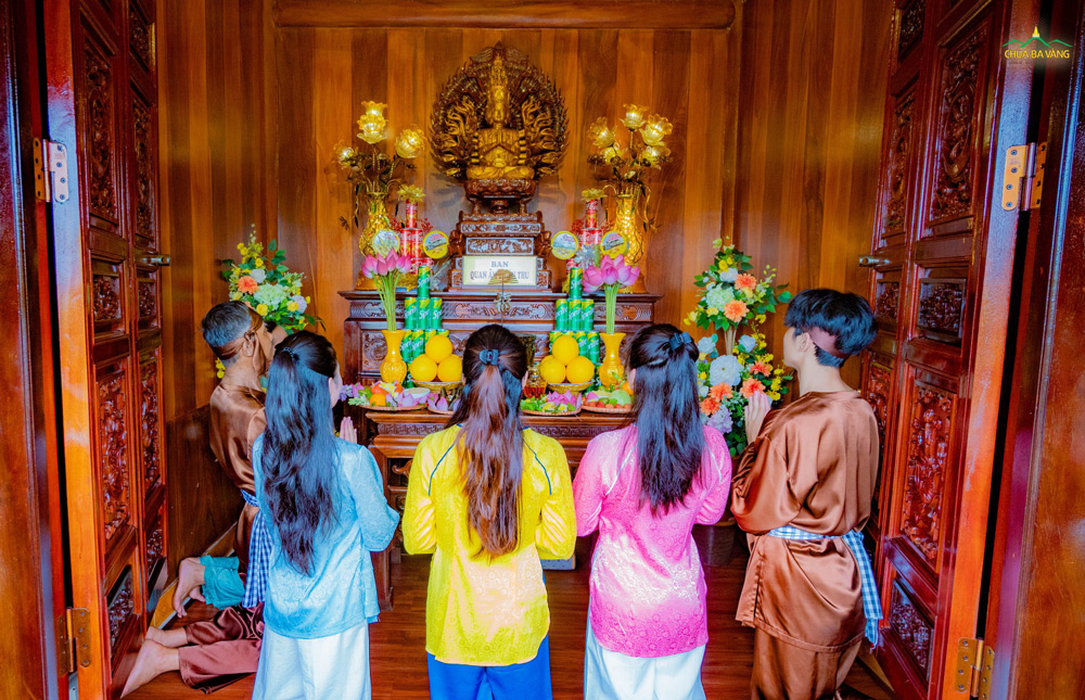 Các Phật tử cầu nguyện những điều tốt đẹp, cầu cho mùa màng bội thu, sinh nhai thuận lợi.