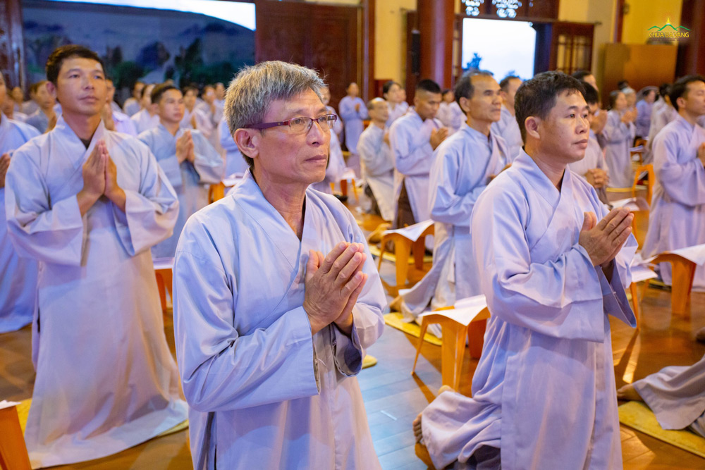 Các Phật tử thành kính hướng lên Tam Bảo trong buổi lễ tụng Kinh