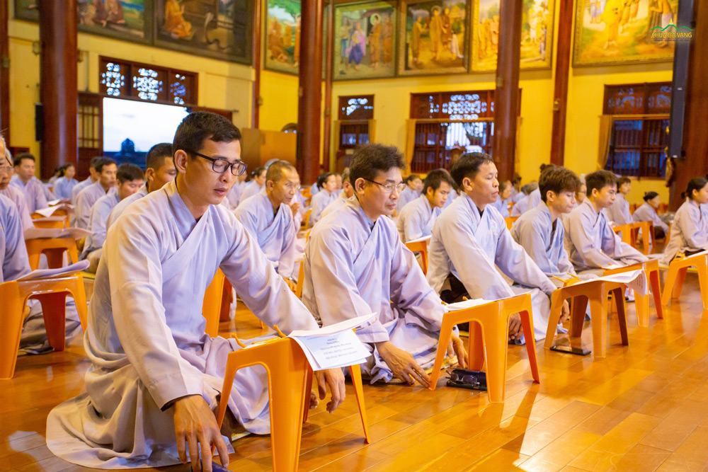 Các Phật tử tụng Kinh tại ngôi Đại Hùng Bảo điện chùa Ba Vàng