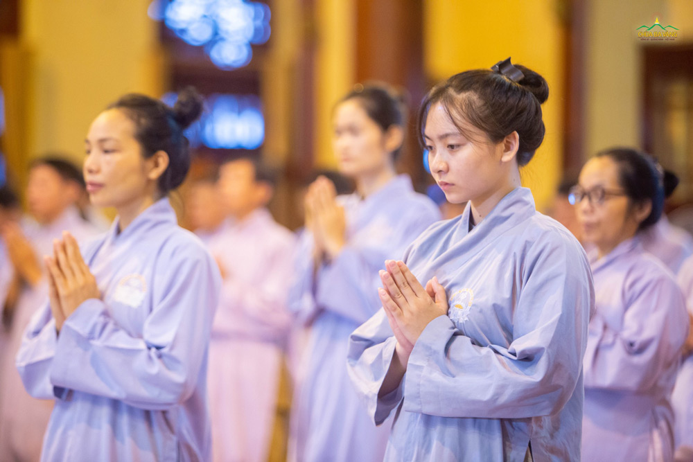 Phật tử tham dự thời khoá tụng Kinh tại chính điện chùa Ba Vàng