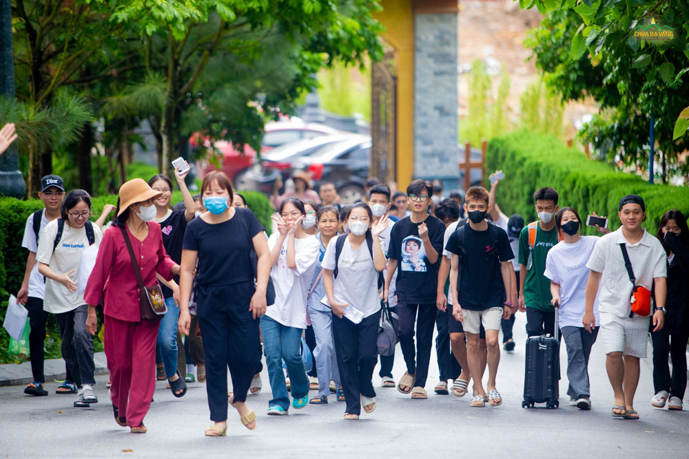 Đông đảo các bạn khoá sinh đến tham dự khoá tu mùa hè  