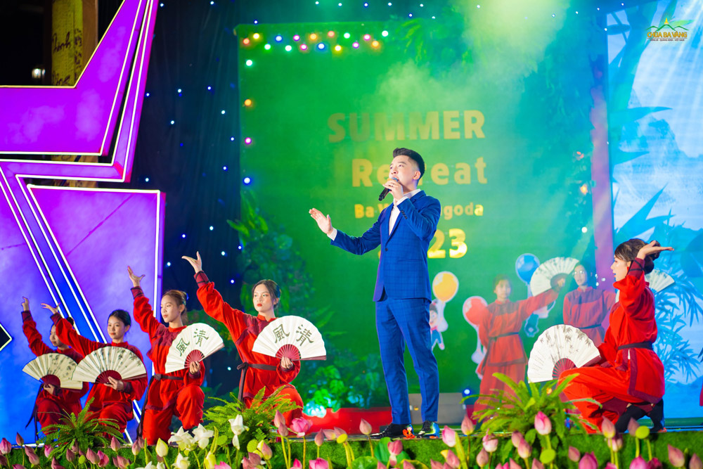 Ca sĩ Hoàng Sơn cùng nhóm múa Ban tài năng chùa Ba Vàng