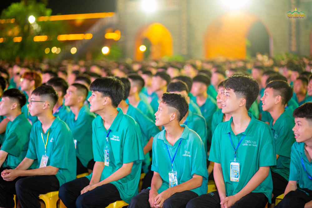 Niềm vui hân hoan của các bạn trẻ khi tham dự chương trình