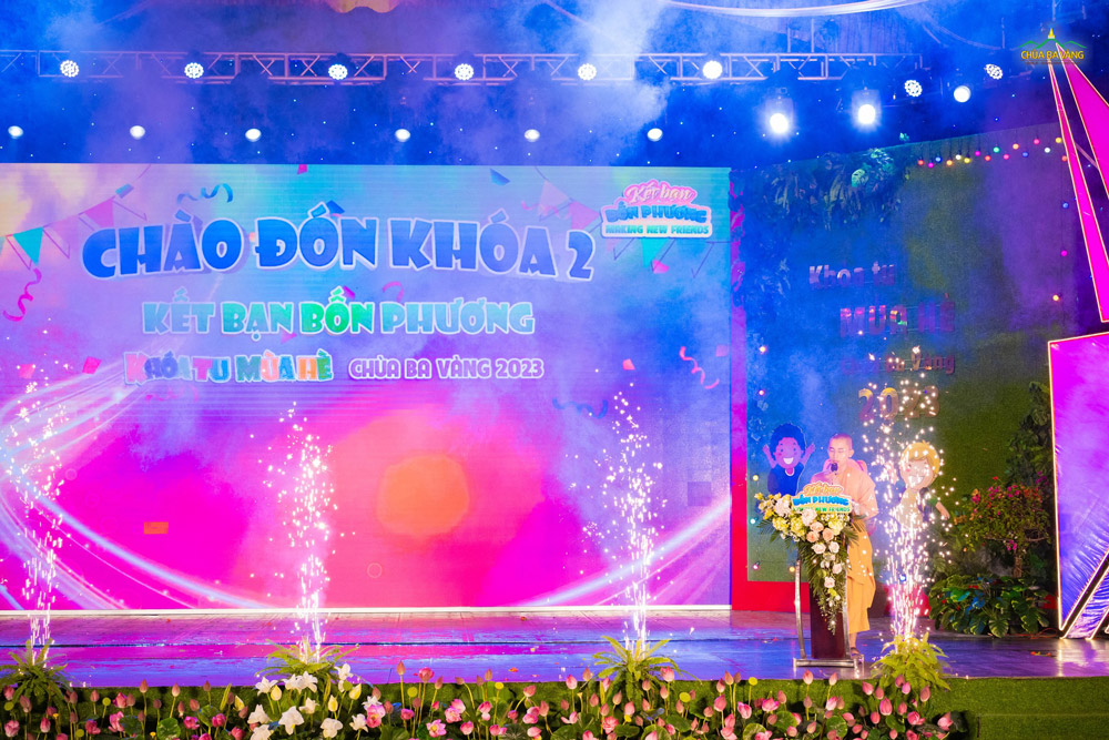 Sư Thầy Thích Trúc Quang Nghiêm - Phó trưởng Ban thường trực Ban tổ chức khóa tu phát biểu chào đón khóa tu mùa hè chùa Ba Vàng lần 2 năm 2023
