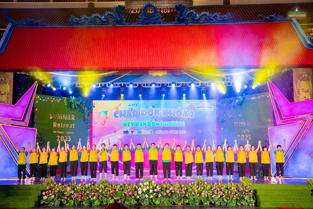 Các anh chị chủ nhiệm lớp thể hiện tinh thần nhiệt huyết của mình