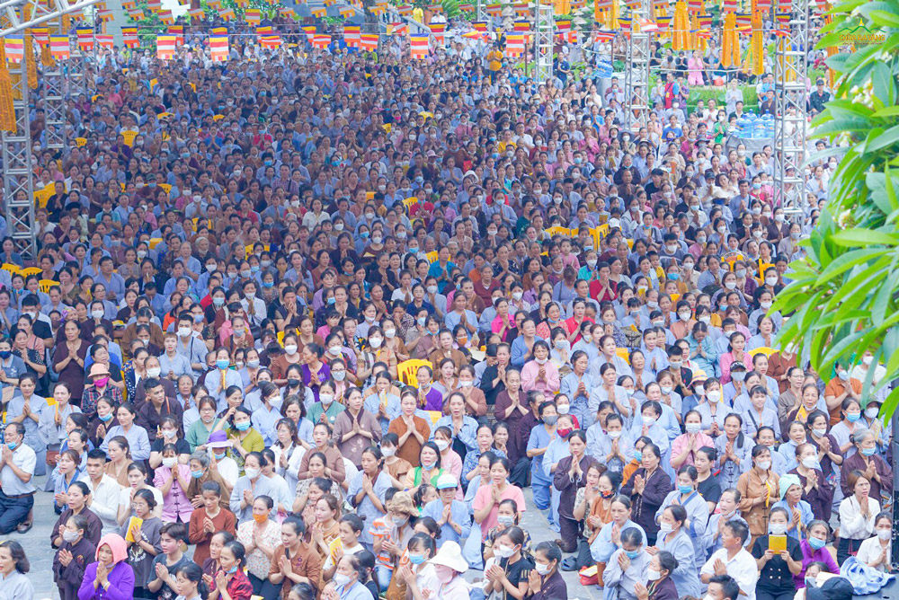 Đông đảo nhân dân, Phật tử tham gia lễ cầu siêu hương linh thai nhi (19/6) hàng năm tại chùa Ba Vàng