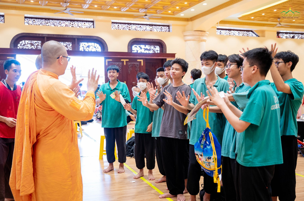 Đồng hành cùng các bạn khoá sinh trong suốt khoá tu, chư Tăng đến dặn dò và chào tạm biệt các bạn khoá sinh trước khi rời chùa trở về nhà