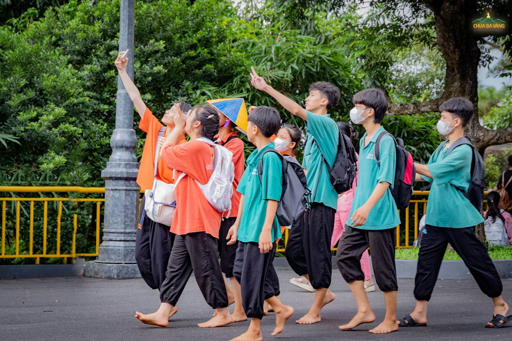Check in cùng những người bạn nào