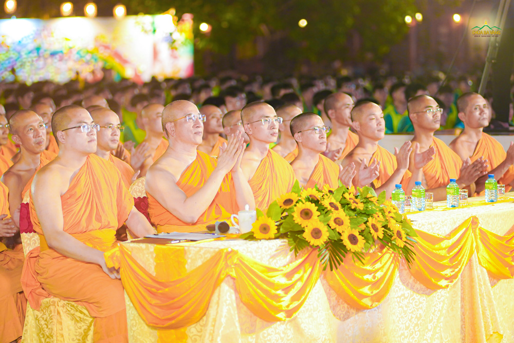 Sư Phụ Thích Trúc Thái Minh cùng chư Tăng quang lâm chứng dự chương trình