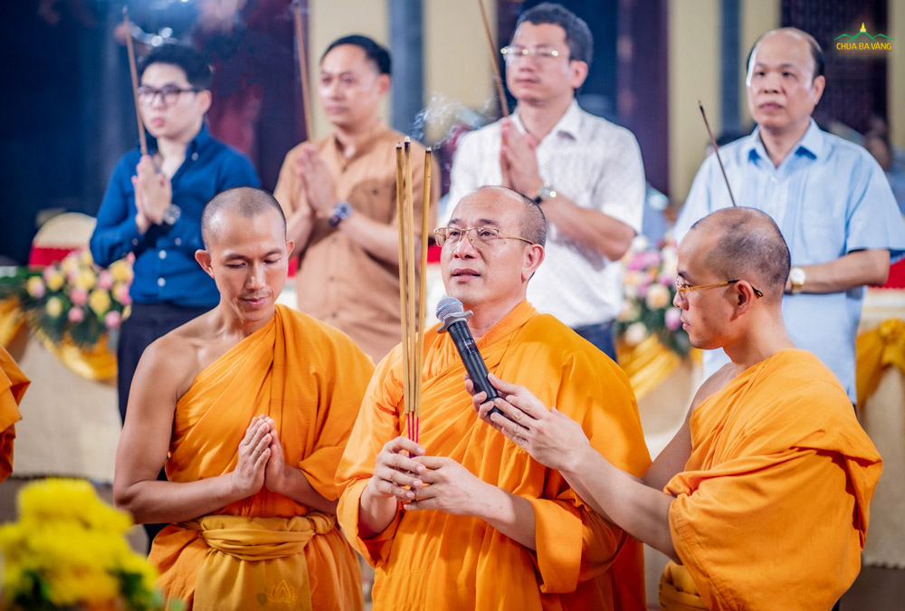 Sư Phụ Thích Trúc Thái Minh niêm hương bạch Phật