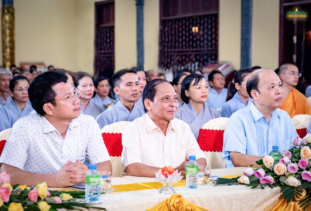 Nhà báo Đoàn Mạnh Phương, nhà báo Đặng Đình Chấn, nhà báo Phạm Văn Thủy (từ phải sang trái)