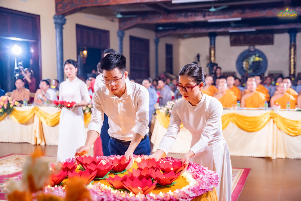 Các bạn trẻ thành kính dâng đăng tri ân các anh hùng liệt sĩ