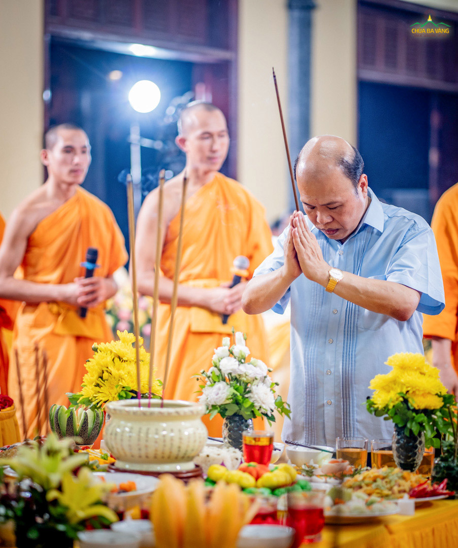 Nhà báo Đoàn Mạnh Phương dâng hương tri ân các anh hùng liệt sĩ