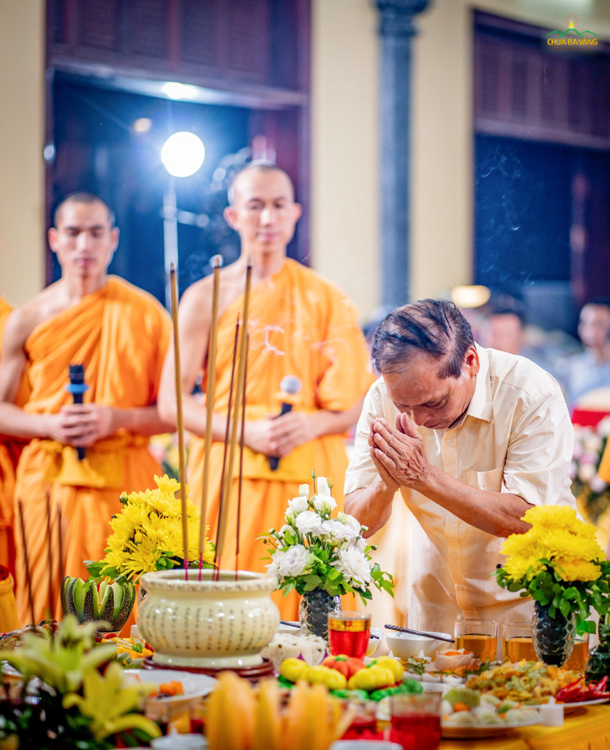 Nhà báo Đặng Đình Chấn dâng hương tri ân các anh hùng liệt sĩ