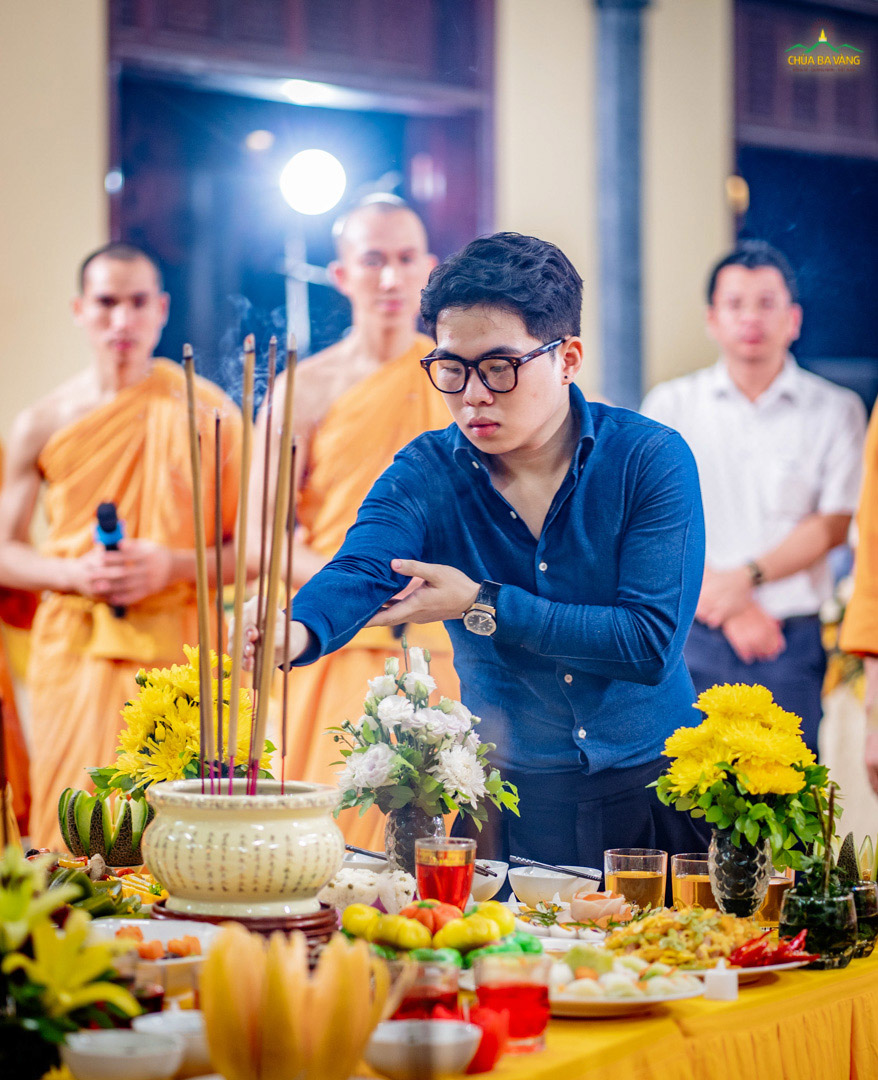 Thành viên Tạp chí Việt Nam Hội nhập dâng hương tri ân các anh hùng liệt sĩ