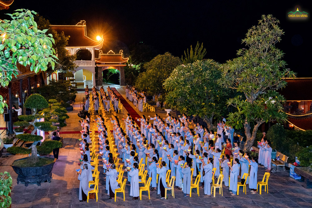 Những ngọn nến tri ân được các Phật tử thắp sáng gửi đến các anh hùng liệt sĩ