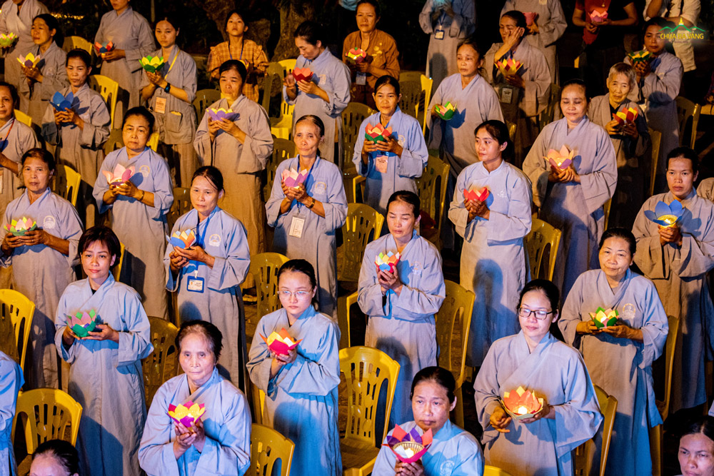 Những ngọn nến tri ân được các Phật tử thắp sáng gửi đến các anh hùng liệt sĩ