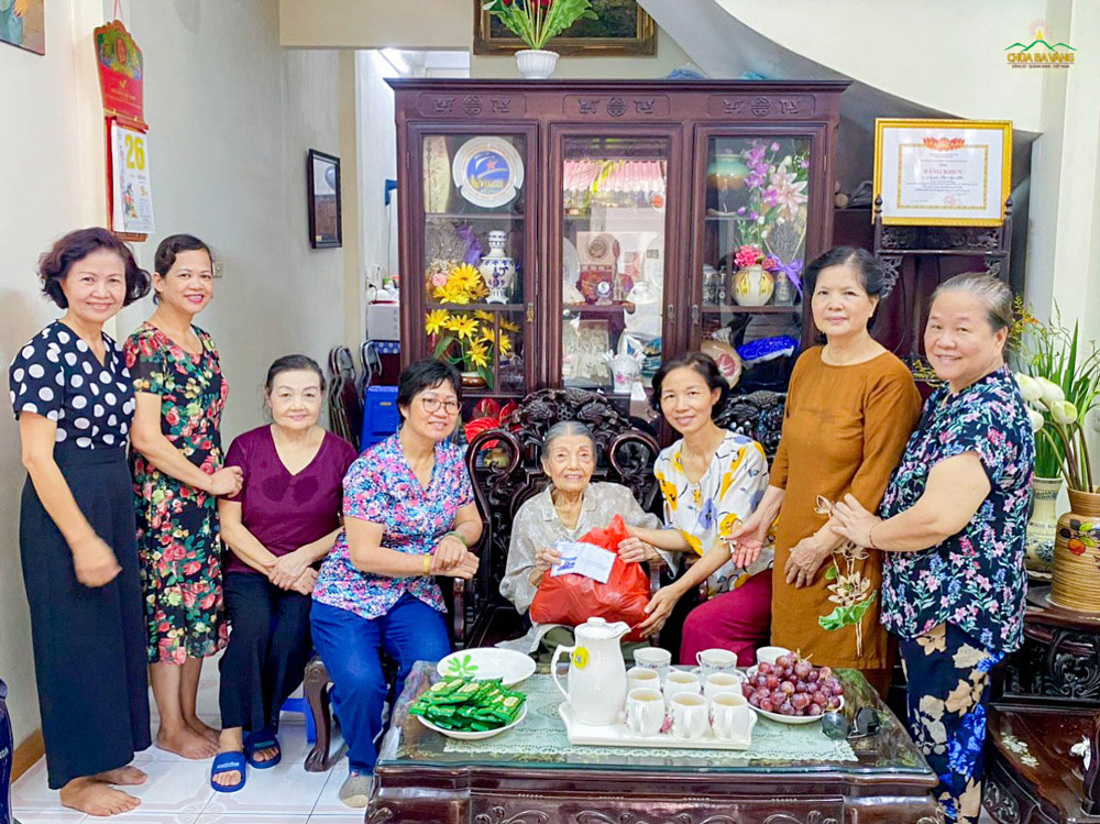 Các Phật tử trong đạo tràng Trúc Long Đống Đa trao món quà nhỏ đến mẹ Việt Nam anh hùng cụ Nguyễn Thị Ngọc Yến