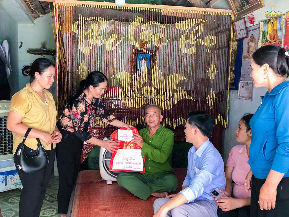 Đạo tràng Minh Hiển và đạo tràng Minh Tâm - Thanh Hoá cùng với UBND xã Quảng Nham, trao tặng quà cho cho các thương binh, вệnн binh