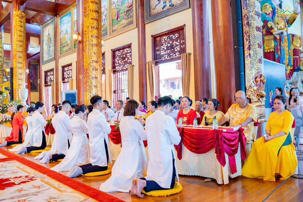 Các đôi tân lang, tân nương đối trước cha mẹ và lắng nghe những lời hiếu đạo chư Tăng chỉ dạy