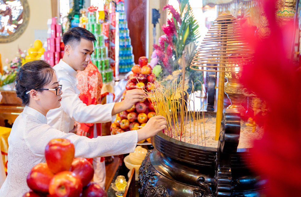 Đôi tân lang, tân nương dâng hương tại ban Tam Bảo