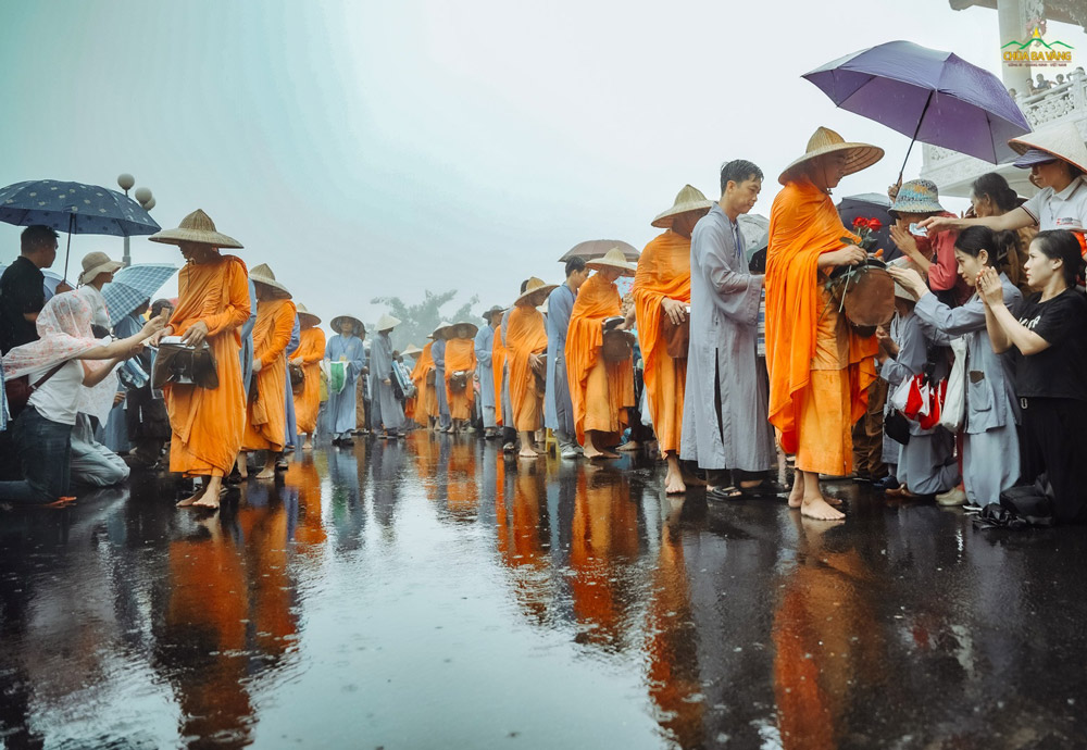 Tăng đoàn trì bình khất thực để nhân dân, Phật tử được thực hành hạnh nguyện 