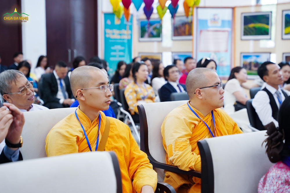 Chư Tăng chùa Ba Vàng tham dự chương trình