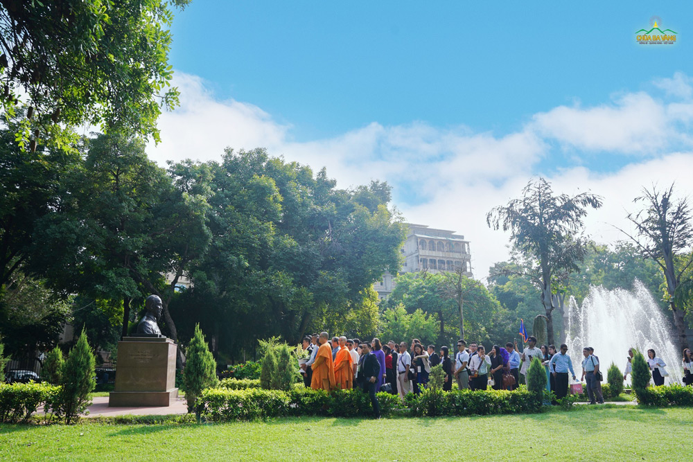 Chư Tăng chùa Ba Vàng và phái đoàn đã có chuyến viếng thăm và dâng hoa tại tượng đài Chủ tịch Hồ Chí Minh ở thành phố New Delhi, Ấn Độ