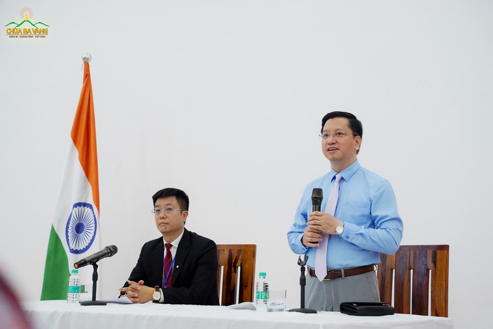 Ông Trần Văn Mạnh - Phó Chủ tịch Liên hiệp UNESCO Châu Á Thái Bình Dương, Phó chủ tịch thường trực kiêm Tổng thư ký Liên hiệp Unesco Việt Nam - Trưởng Ban Tổ chức Diễn đàn (bên trái) và ông Nguyễn Thanh Hải, Đại sứ đặc mệnh toàn quyền Việt Nam tại Ấn Độ (bên phải)