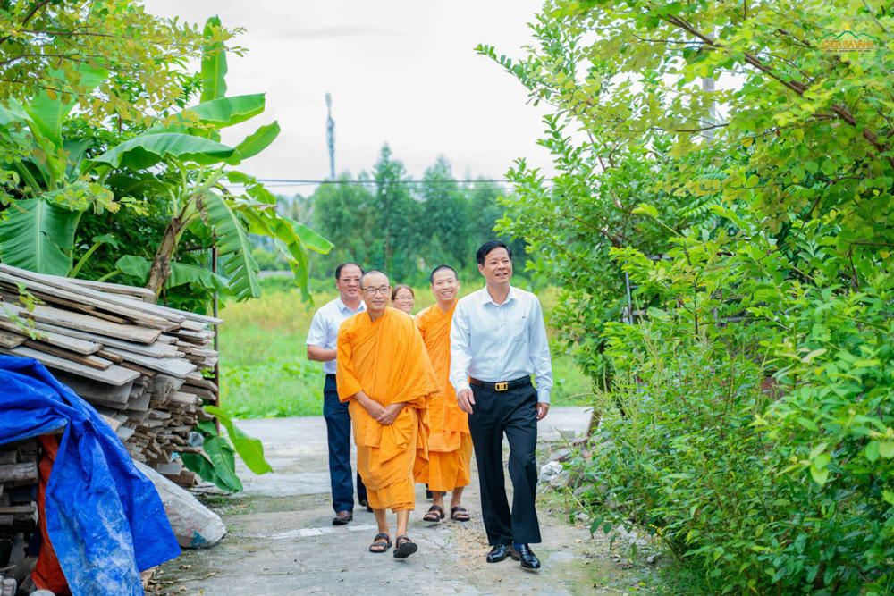 Ông Phạm Tuấn Đạt - Phó Bí thư Thành ủy, Chủ tịch UBND thành phố Uông Bí cùng đoàn công tác của thành phố Uông Bí và chư Tăng chùa Ba Vàng đến thăm các hộ gia đình