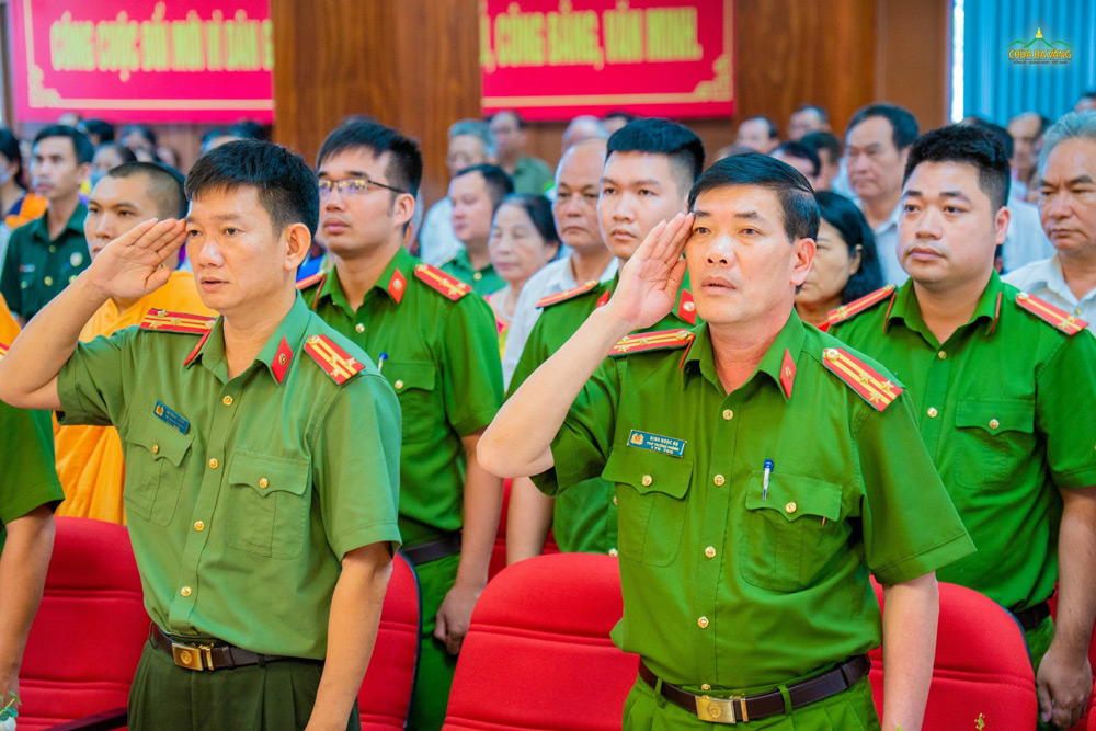Lãnh đạo các phòng nghiệp vụ Công an tỉnh Quảng Ninh tham dự chương trình.